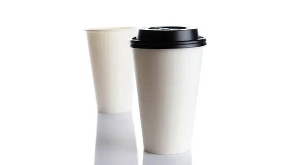 Beyaz Arka Planda Siyah Kapaklı Sıcak Kahve Için Beyaz Kağıt — Stok fotoğraf