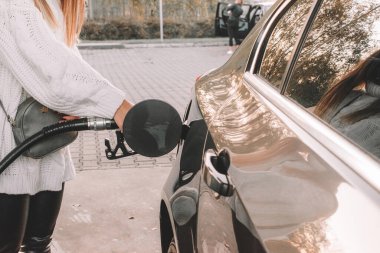 Yakıt arabası. Araç tankına hortumdan benzin pompala. Benzin, benzin istasyonu. Dizel taşımacılıkta ekonomik işler. Otomotiv ulaşım kavramı