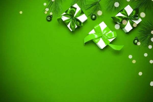 Venda Natal Presente Branco Com Arco Cor Esmeralda Bolas Verdes — Fotografia de Stock