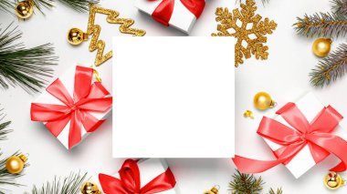 Hediye kutuları arka planı. Kırmızı kurdeleli beyaz hediye kutusu, yılbaşı baloları ve tebrik kartı olarak beyaz üzerine Noel ağacı kompozisyonu. Kopya alanına sahip kış şenliği kompozisyonu