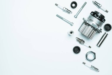 Kısmen izole. Yeni metal araba parçası seti. Otomobil motoru yedek veya otomotiv parçası beyaz arka planda izole edildi. Metin için alanı olan mekanik ekipman teknolojisi
