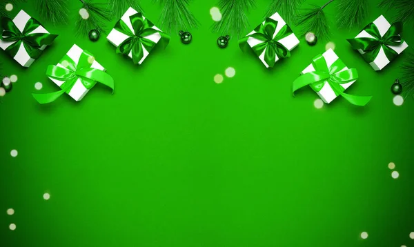 Новым Годом Белые Подарки Изумрудным Луком Зеленые Шары Сверкающие Огни — стоковое фото