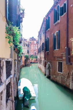 Avrupa 'da gondol için büyük kanal. Tarihi köprüsü ve romantik teknesi olan eski İtalyan mimarisi. Venezia 'da. İtalya, Venedik