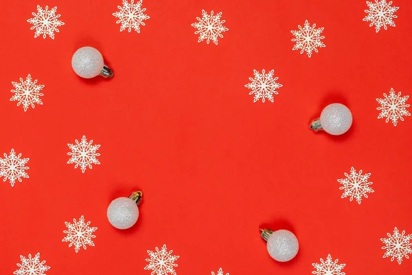 Adventskranz Silberne Kugeln Weiße Schneeflocken Form Rahmen Auf Rotem Hintergrund — Stockfoto