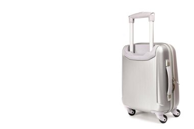 Çanta seyahati. Gümüş seyahat plastik bavulu ya da beyaz arka planda izole edilmiş tatil valizi. Yaz tatili ve iş seyahati konseptini kopyala