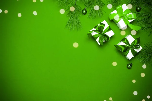 Vánoční Pozadí Zelené Bílá Dárková Krabička Smaragdovou Stuhou Novoroční Míčky — Stock fotografie
