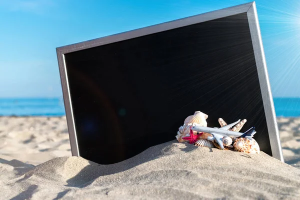 Sommar Bakgrund Strand Sjöstjärnor Snäckskal Leksaksplan Och Jordklotet Nära Svarta — Stockfoto