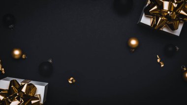 Hediye kurdele kutusu. Altın kurdeleli beyaz hediye kutusu, yeni yıl baloları ve ışıl ışıl ışık çelenkleri tebrik kartı için siyah arka planda. Noel, kış, yeni yıl konsepti