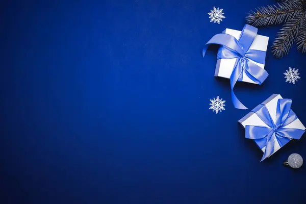 Šťastný Nový Rok Bílý Dárek Azurovým Lukem Modrými Koulemi Zimním — Stock fotografie