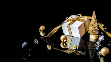Noel tatili geçmişi. Altın kurdeleli beyaz hediye kutusu, yeni yıl baloları ve tebrik kartı için siyah arka planda kış ağacı kompozisyonu. Kopya alanına sahip kış şenliği kompozisyonu