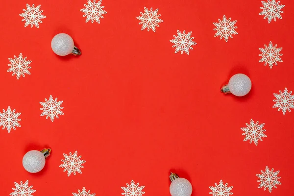 Weihnachtsmuster Weiße Schneeflocken Silberne Kugeln Weihnachtskomposition Auf Rotem Hintergrund Als — Stockfoto