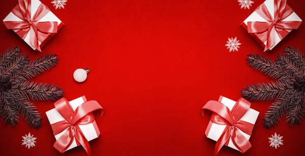Navidad Decoración Fondo Rojo Regalos Blancos Con Lazo Escarlata Bolas —  Fotos de Stock