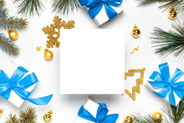 Caixa Surpresa Presentes Brancos Com Arco Azul Bolas Douradas Árvore — Fotografia de Stock