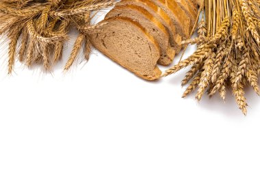 Somun ekmek. Çavdar ekmeği ve ekmek kırıntılarıyla. Buğday tohumu kulaklı ve beyaz arka planda izole edilmiş taze bir somun köy ekmeği. Biyolojik malzemeler, çok sağlıklı tohumlar.