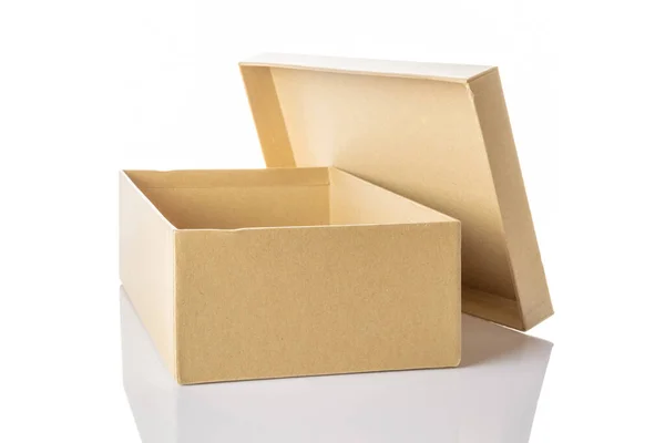茶色のカートン 配送のための白い背景に隔離された段ボール箱パッケージ 紙パック 茶色の箱のリサイクル — ストック写真
