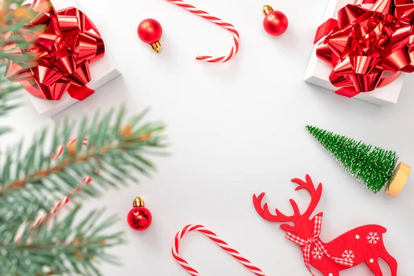 Χριστουγεννιάτικη Διακόσμηση Λευκά Δώρα Κόκκινο Τόξο Κόκκινες Μπάλες Καραμέλα Και — Φωτογραφία Αρχείου