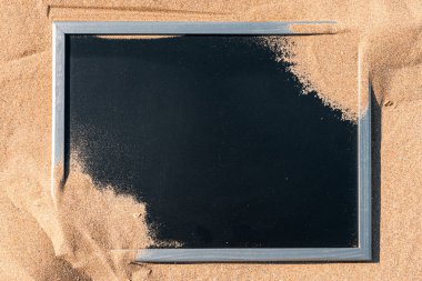 Sahilde toz yığını plaj dokusu. Çöl kumları siyaha izole edilmiş. Yaz tatili ve iş seyahati konseptini kopyala