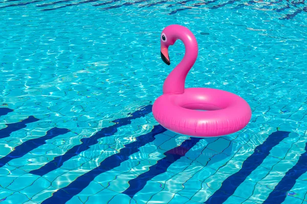 Meereshintergrund Rosa Aufblasbare Flamingo Pool Wasser Für Sommer Strand Hintergrund — Stockfoto