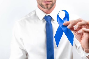 Erkek kanseri. Parlak gömlekli hippi, beyaz arka planda mavi kurdeleli Cyan kravatlı. Kasım ayındaki sağlık prostatı farkındalığı. Adrenokortikal karsinom konsepti