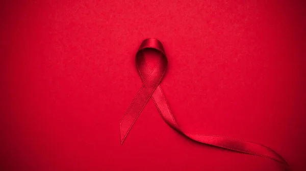 Supporto Hiv Simbolo Nastro Rosso Giorno Mondiale Hiv Sfondo Rosso — Foto Stock