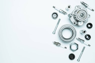 Araç parçaları. Otomobil motoru yedek veya beyaz arka planda otomotiv parçası. Yeni metal araba parçası seti. Metin için alanı olan tamir ve araç servisi
