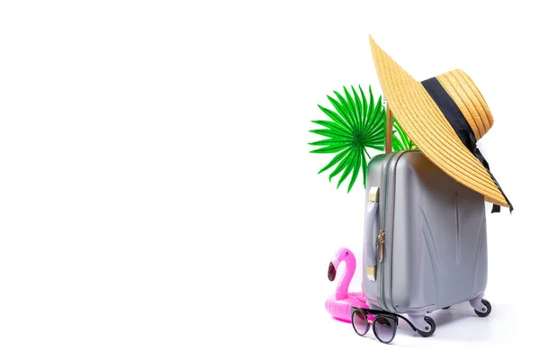Sommer Hintergrundstrand Koffer Sonnenbrille Und Rosa Flamingo Mit Palmblättern Und — Stockfoto