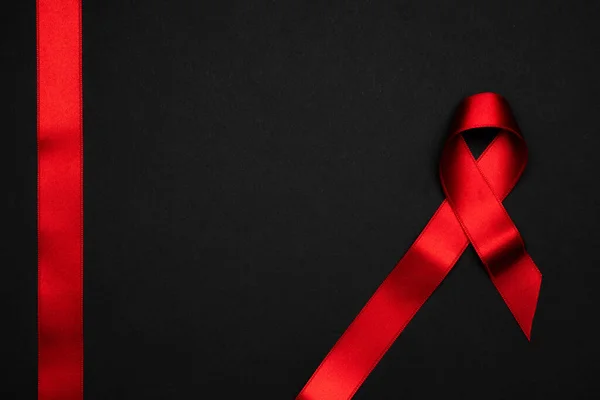 Rákos Szalagok Piros Szalag Szimbólum Hiv Világnap Fekete Alapon Tudatosság — Stock Fotó