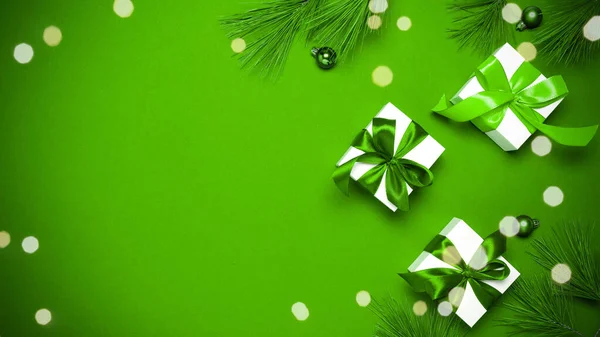 Новым Годом Белые Подарки Изумрудным Луком Зеленые Шары Сверкающие Огни — стоковое фото