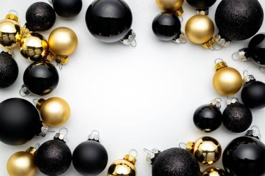 Kış tasarımı Altın Noel süslemeleri beyaz arka planda fotokopi alanı ile birlikte. Düz yatış, üst görünüm