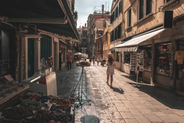 Tarihi köprüsü ve romantik teknesi olan eski İtalyan mimarisi. Venezia 'da. Avrupa 'da gondol için büyük kanal. İtalya, Venedik