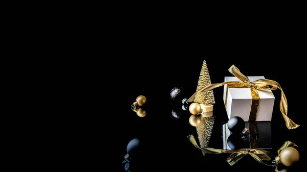 Frohe Weihnachten Weißes Geschenk Mit Goldener Schleife Goldenen Kugeln Und — Stockfoto