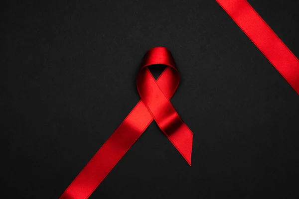 Segélyszalag Selyem Piros Szalag Szimbólum Hiv Világnap Fekete Alapon Tudatosság — Stock Fotó