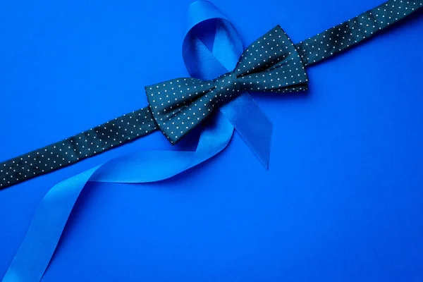 癌症患者 蓝色缎带 深蓝色背景的流行领带 11月对男性前列腺癌的认识 人类保健和世界癌症日概念 — 图库照片