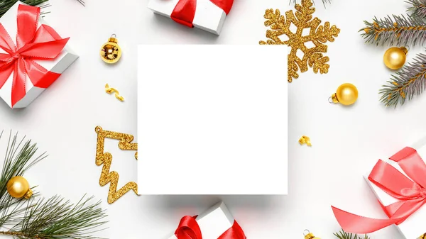 Χριστουγεννιάτικη Σύνθεση Λευκό Κουτί Δώρου Κόκκινη Κορδέλα Μπάλες Του Νέου — Φωτογραφία Αρχείου