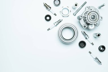 Araba gereçleri. Otomobil motoru yedek veya beyaz arka planda otomotiv parçası. Yeni metal araba parçası seti. Metin için alanı olan tamir ve araç servisi