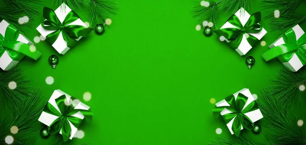 Regalo Navidad Regalos Blancos Con Lazo Color Esmeralda Bolas Verdes — Foto de Stock