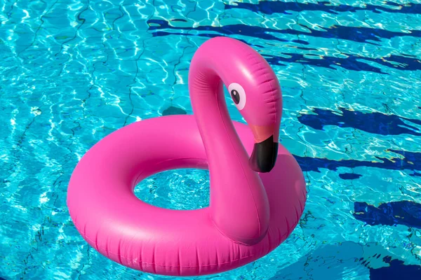 Sommar Koncept Bakgrund Rosa Uppblåsbar Flamingo Poolvatten För Sommar Strand — Stockfoto