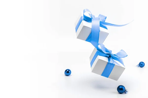 Kerstversiering Witte Geschenken Met Blauw Lint Nieuwjaarsballen Kerstversiering Witte Achtergrond — Stockfoto