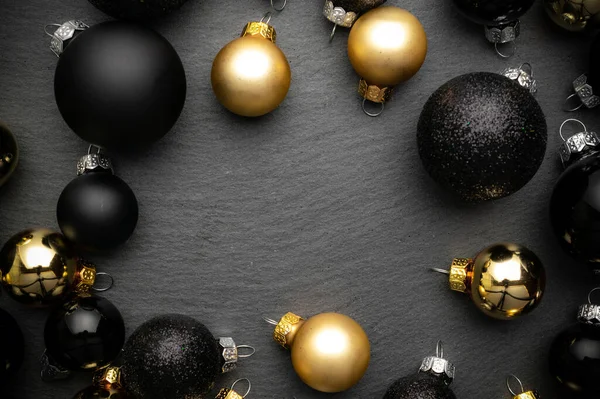 Ευτυχισμένο Νέο Έτος Χρυσή Πρωτοχρονιά Μπάλες Μαύρα Μπιχλιμπίδια Σύνθεση Χριστούγεννα — Φωτογραφία Αρχείου