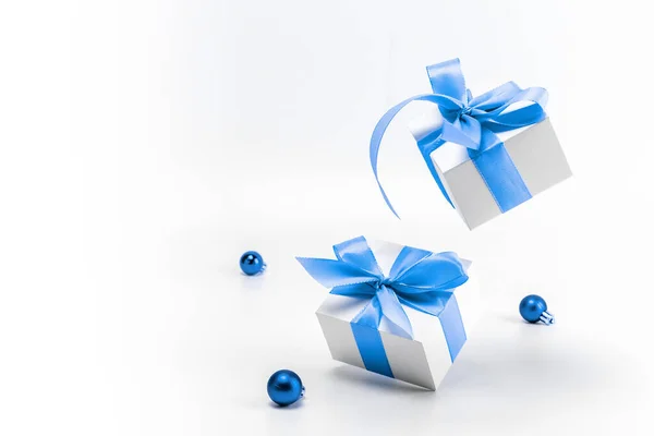 Vánoční Ozdoby Bílá Dárková Krabička Modrou Stuhou Silvestrovské Koule Vánočním — Stock fotografie