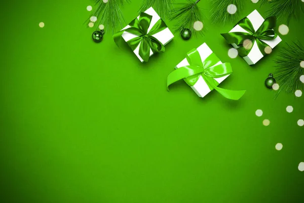 Рождественская Распродажа Белый Подарок Изумрудным Луком Цвета Зеленые Шары Сверкающие — стоковое фото
