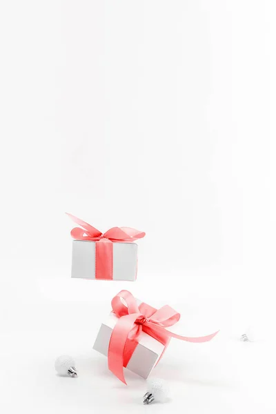 Une Couronne Noël Cadeaux Blancs Avec Ruban Rouge Boules Nouvel — Photo