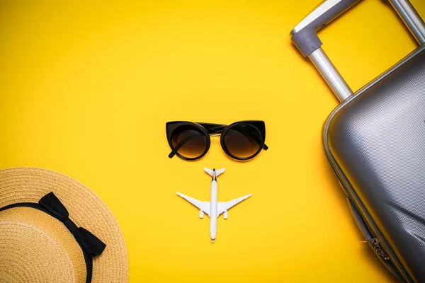 여성의 부속품 여행자 비행기 노란색 배경에 텍스트를 선글라스 — 스톡 사진