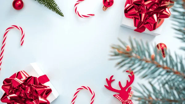 Χριστουγεννιάτικη Διακόσμηση Κόκκινο Φόντο Λευκά Δώρα Κόκκινο Τόξο Κόκκινες Μπάλες — Φωτογραφία Αρχείου