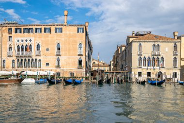 İtalya, Venedik. Avrupa 'da gondol için büyük kanal. Tarihi köprüsü ve romantik teknesi olan eski İtalyan mimarisi. Venezia