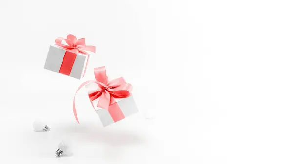 Kerstversiering Witte Geschenkdoos Met Rood Lint Nieuwjaarsballen Kerstcompositie Witte Achtergrond — Stockfoto