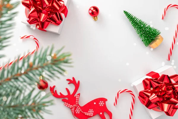 Χριστουγεννιάτικο Φόντο Λευκά Δώρα Κόκκινο Τόξο Κόκκινες Μπάλες Και Λαμπερά — Φωτογραφία Αρχείου