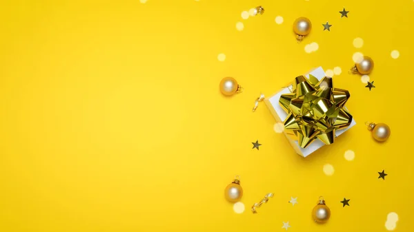 Різдвяний Фон Білі Подарунки Золотим Бантом Жовтими Кульками Блискучими Вогнями — стокове фото
