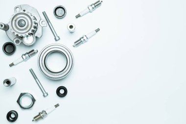 Otomatik valf. Motor tamircisi veya otomotiv parçası beyaz arka planda izole edilmiş. Yeni metal araba parçası seti. Düz konum, üst görünüm, kopyalama alanı