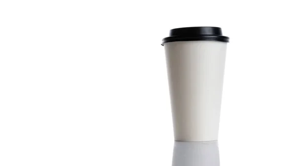 Siyah Kapaklı Beyaz Arka Planda Izole Edilmiş Sıcak Kahve Için — Stok fotoğraf